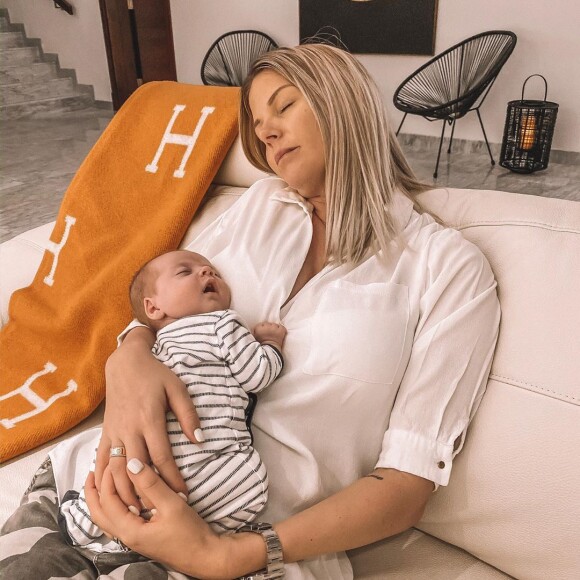 Jessica Thivenin dort avec son fils Maylone dans les bras, Instagram, le 20 novembre 2019