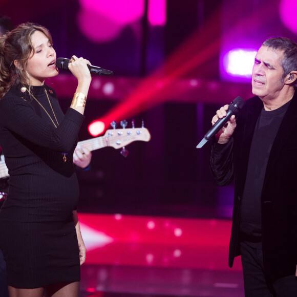 Julien Clerc et sa fille Vanille Clerc qui fait sa première apparition en public enceinte - Deuxième jour de la 33e édition du Téléthon au Parc de la Villette à Paris le 7 décembre 2019. © Tiziano Da Silva/Bestimage