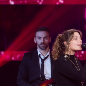 Julien Clerc et sa fille Vanille Clerc qui fait sa première apparition en public enceinte - Deuxième jour de la 33ème édition du Téléthon au Parc de la Villette à Paris le 7 décembre 2019. © Tiziano Da Silva/Bestimage