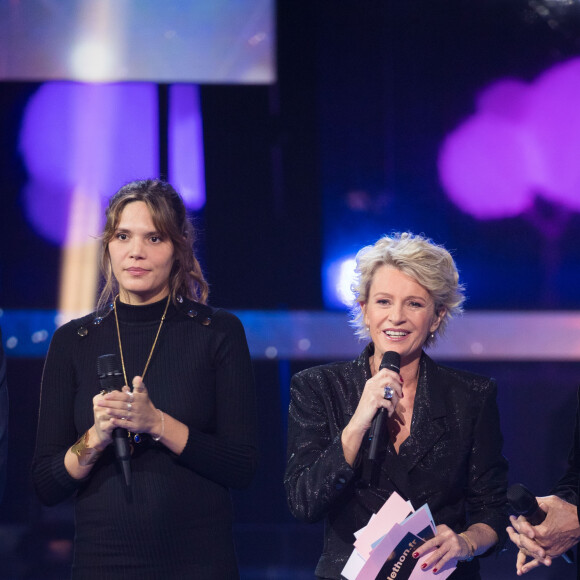 Vanille Clerc enceinte, Sophie Davant, Julien Clerc - Deuxième jour de la 33ème édition du Téléthon au Parc de la Villette à Paris le 7 décembre 2019. © Tiziano Da Silva/Bestimage