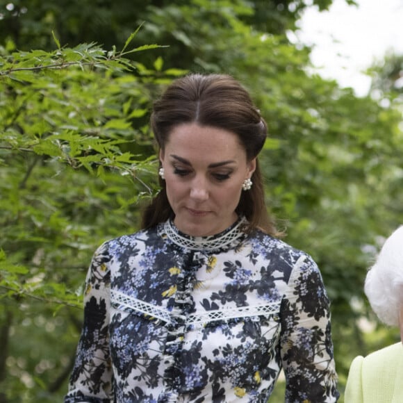 La reine Elisabeth II d'Angleterre, et Catherine (Kate) Middleton, duchesse de Cambridge,en visite au "Chelsea Flower Show 2019" à Londres, le 20 mai 2019.