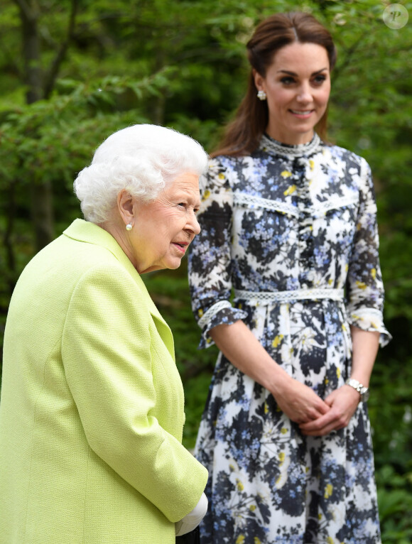 La reine Elisabeth II d'Angleterre, et Catherine (Kate) Middleton, duchesse de Cambridge,en visite au "Chelsea Flower Show 2019" à Londres, le 20 mai 2019.