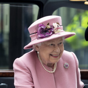 La reine Elisabeth II d'Angleterre, accompagnée par Catherine Kate Middleton, duchesse de Cambridge, à son arrivée à la "Bush House" à Londres le 19 mars 2019.