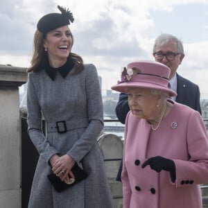 La reine Elisabeth II d'Angleterre et Kate Catherine Middleton, duchesse de Cambridge, lors de l'inauguration de la "Bush House" à Londres. Le 19 mars 2019