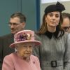 La reine Elisabeth II d'Angleterre et Kate Catherine Middleton, duchesse de Cambridge, lors de l'inauguration de la "Bush House" à Londres. Le 19 mars 2019