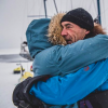 Annika Horn enlace son père Mike Horn, avant de le laisser partir en expédition, sur Instagram, le 26 novembre 2019.