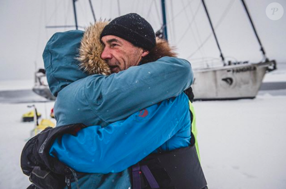 Annika Horn enlace son père Mike Horn, avant de le laisser partir en expédition, sur Instagram, le 26 novembre 2019.