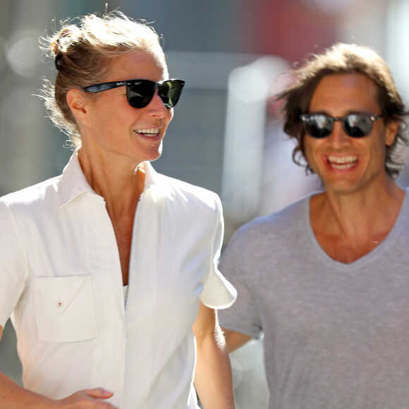 Exclusif - Gwyneth Paltrow et son mari Brad Falchuk rencontrent Jake Gyllenhaal devant un restaurant à New York le 30 septembre 2019.