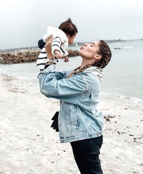 Jesta portant son fils Juliann à la plage, sur Instagram, le 14 novembre 2019.