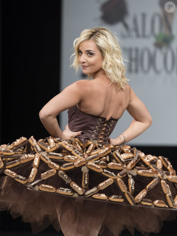 Modèle porté par Priscilla Betti réalisé par Isadora Delarose et Christophe Adam (coiffure Franck Provost / maquillage Make Up For Ever) - Défilé du 23e Salon du Chocolat à la Porte de Versailles à Paris. Le 27 octobre 2017 © Perusseau - Veeren / Bestimage