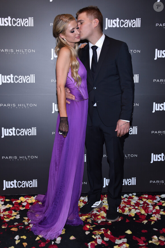 Paris Hilton et son fiancé Chris Zylka au photocall de la soirée de lancement de sa gamme de cosmétique "Prod. N.A. Skincare" à Milan, le 20 octobre 2018.