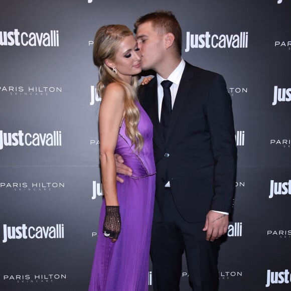 Paris Hilton et son fiancé Chris Zylka au photocall de la soirée de lancement de sa gamme de cosmétique "Prod. N.A. Skincare" à Milan, le 20 octobre 2018.