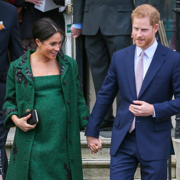 Meghan Markle (en look Erdem) avec le prince Harry à la sortie de Canada House après une cérémonie pour la Journée du Commonwealth à Londres le 11 mars 2019.