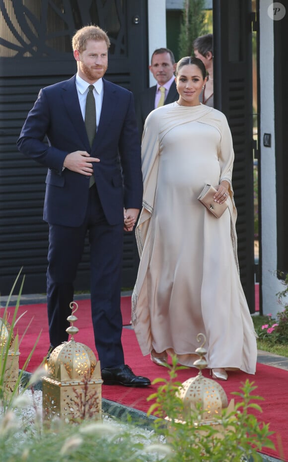 Meghan Markle (en robe Dior) et le prince Harry assistent à une réception organisée par l'ambassadeur britannique au Maroc, Thomas Reilly, à la résidence britannique de Rabat, le 24 février 2019.