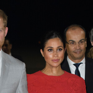 Meghan Markle (en look Valentino) et le prince Harry arrivent à l'aéroport de Casablanca dans le cadre de leur voyage officiel au Maroc, le 23 février 2019.