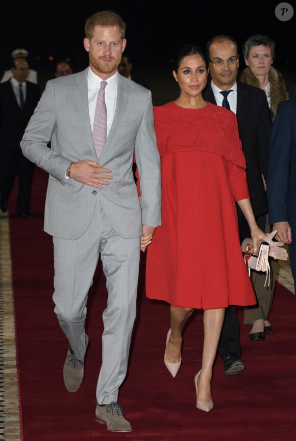 Meghan Markle (en look Valentino) et le prince Harry arrivent à l'aéroport de Casablanca dans le cadre de leur voyage officiel au Maroc, le 23 février 2019.