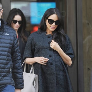 Meghan Markle (en manteau vintage Courrèges, jean Hatch et escarpins Stuart Weitzman) est allée déjeuner avec son amie Abigail Spencer au restaurant de l'hôtel Surrey à New York City, New York, Etats-Unis, le 19 février 2019. 