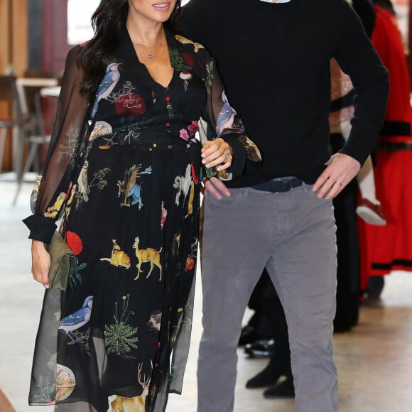 Meghan Markle (en robe Oscar de la Renta et bottes Sarah Flint) et le prince Harry visitent le Bristol Old Vic. à Bristol le 1er février, 2019.