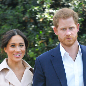 Meghan Markle (en robe trench House of Nonie) et le prince Harry se rendent à la réception des industries créatives et des entreprises à Johannesburg, le 2 octobre 2019.