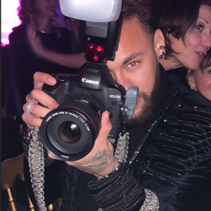 Neymar s'improvise photographe lors du dîner de gala de l'association AEM (Un Avenir pour les Enfants du Monde) au Pavillon Ledoyen. Paris, le 12 décembre 2019.