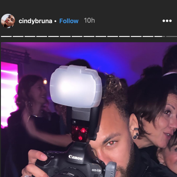 Neymar s'improvise photographe lors du dîner de gala de l'association AEM (Un Avenir pour les Enfants du Monde) au Pavillon Ledoyen. Paris, le 12 décembre 2019.
