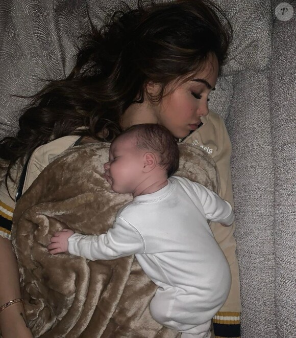 Nabilla Benattia endormie avec son fils Milann, le 27 novembre 2019