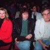 Danny Aiello (à droite) en 1994 à Paris, assis à côté de Kim Basinger et Steve Rea lors d'un défilé de mode.