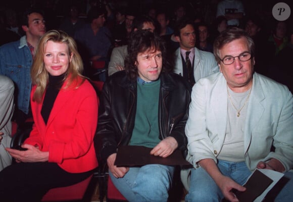 Danny Aiello (à droite) en 1994 à Paris, assis à côté de Kim Basinger et Steve Rea lors d'un défilé de mode.
