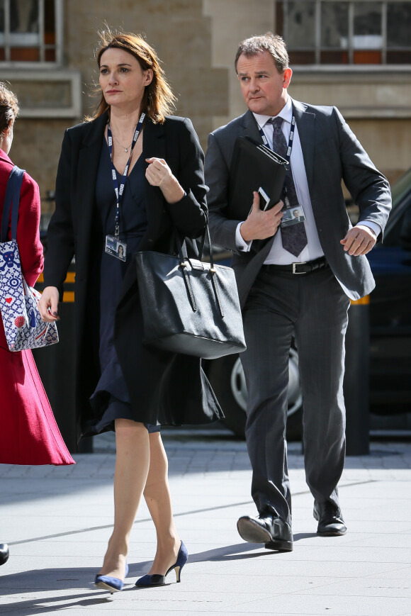 Hugh Bonneville et Sarah Parish sur le tournage de la série "W1A" au studios BBC Broadcasting à Londres, Royaume Uni, le 9 mars 2017.