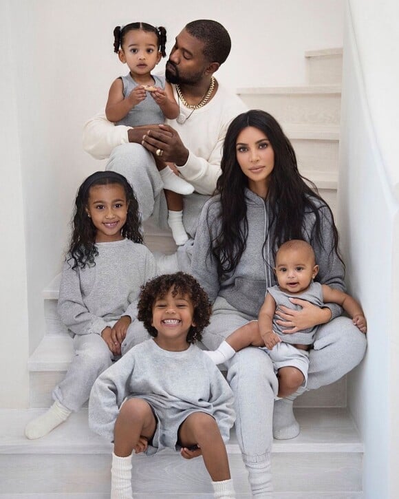 Kim Kardashian et Kanye West avec leurs quatre enfants, North, Saint, Chicago et Psalm, posant pour leur carte de voeux de Noël, le 13 décembre 2019.
