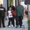 Le rappeur 6ix9ine (Tekashi 69) semble très petit au milieu de ses nombreux gardes du corps lors d'une virée shopping sur Rodeo Drive, Beverly Hills, Los Angeles, le 6 novembre 2018.