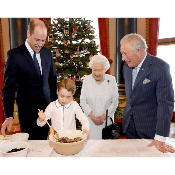 La reine Elizabeth, le prince Charles, le prince William et le prince George réunis pour un cours de cuisine au palais de Buckingham, le 21 décembre 2019.