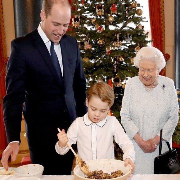 La reine Elizabeth, le prince Charles, le prince William et le prince George réunis pour un cours de cuisine au palais de Buckingham, le 21 décembre 2019.
