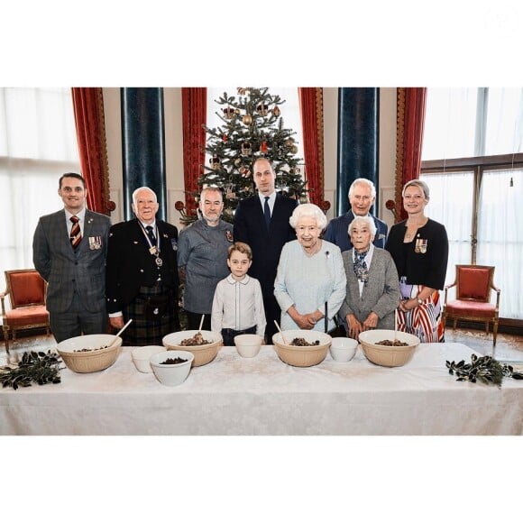La reine Elizabeth, le prince Charles, le prince William et le prince George réunis pour un cours de cuisine au palais de Buckingham, le 21 décembre 2019.