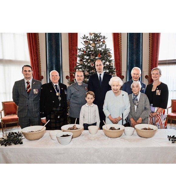 La reine Elizabeth, le prince Charles, le prince William et le prince George réunis pour un cours de cuisine au palais de Buckingham, le 21 décembre 2019.