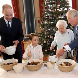 La reine Elizabeth, le prince Charles, le prince William et le prince George réunis pour un cours de cuisine au palais de Buckingham, le 21 décembre 2019.