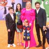 Kelly Clarkson, son mari Brandon Blackstock, ses deux enfants à lui (à gauche) et leurs deux enfants River et Remy à Los Angeles. Le 28 avril 2019.
