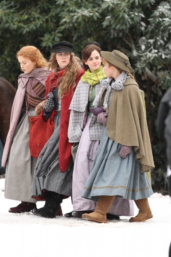 Exclusif - Emma Watson, Florence Pugh, Saoirse Ronan et Eliza Scanlen sur le tournage du film Little Women (Quatre Filles du Docteur March) dans les rues de Haward. Le 5 novembre 2018.