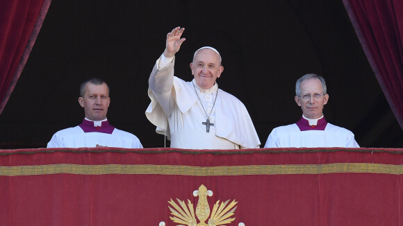 Pape François : Il tape une fidèle trop tenace puis regrette son coup de sang