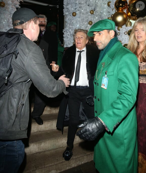 Rod Stewart quitte le club privé "Annabel" à Londres, le 25 novembre 2019.
