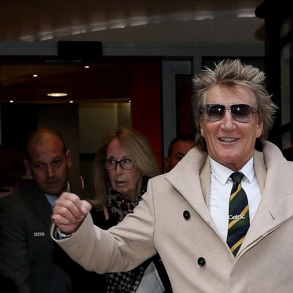 Souriant, Rod Stewart prend le temps de signer des autographes à la sortie de la radio BBC 2 à Londres, le 11 novembre 2019.