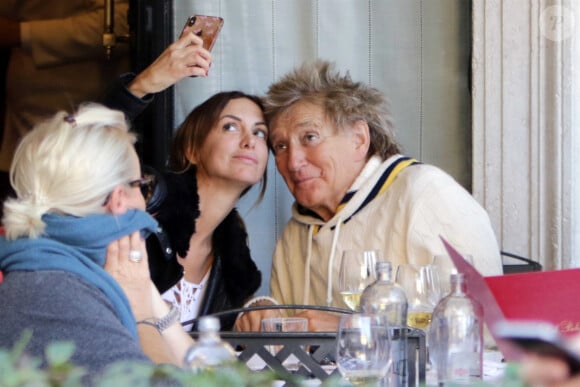 Exclusif - Rod Stewart ne passe pas inaperçu alors qu'il déjeune à la terrasse d'un restaurant à Rome en Italie, le 7 novembre 2019.