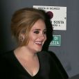 La chanteuse Adele rencontre ses fans lors de son arrivée à Milan en Italie le 4 décembre 2015.