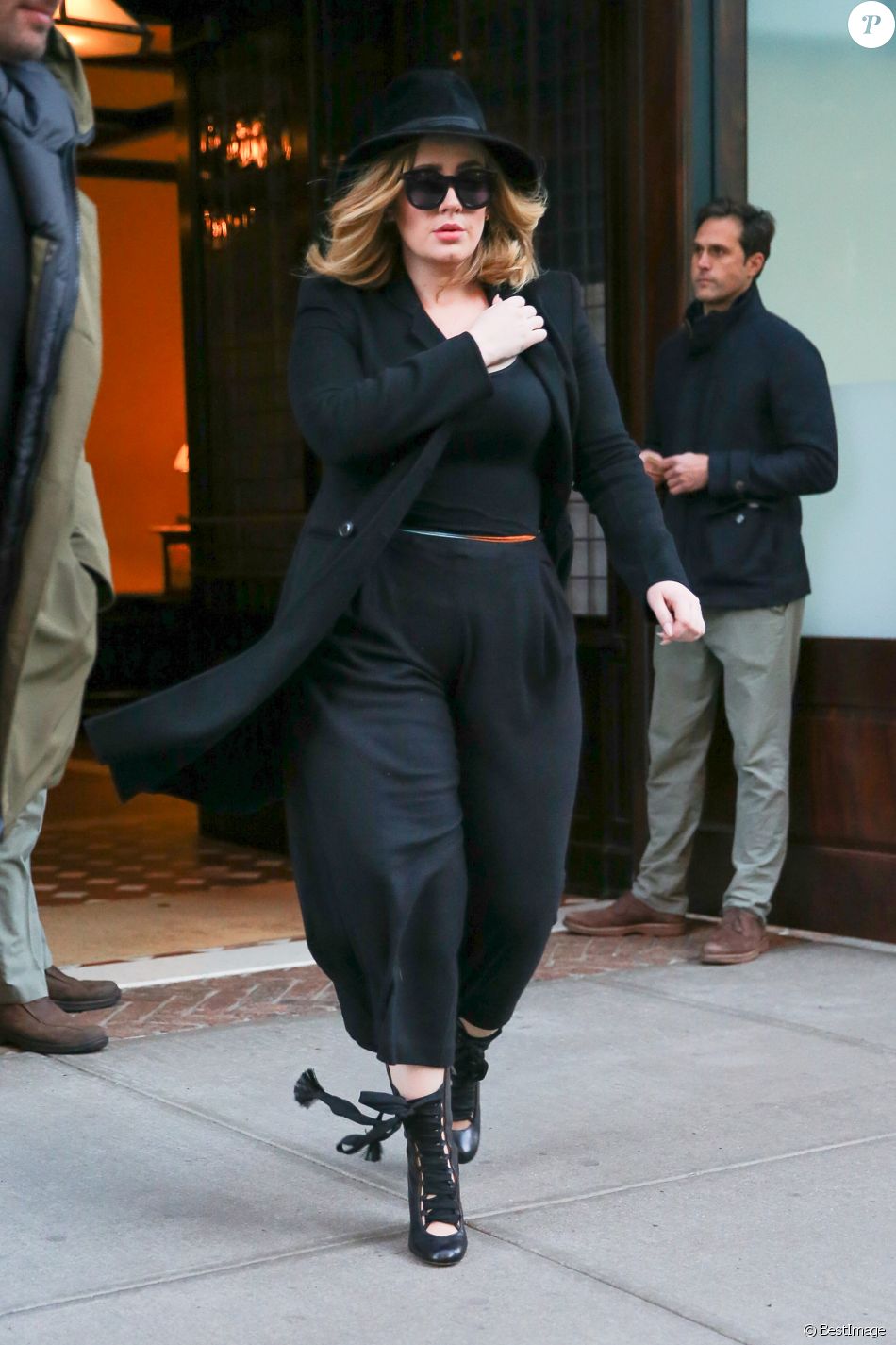La chanteuse Adele à la sortie de son hôtel à New York, le 14 novembre 2015.