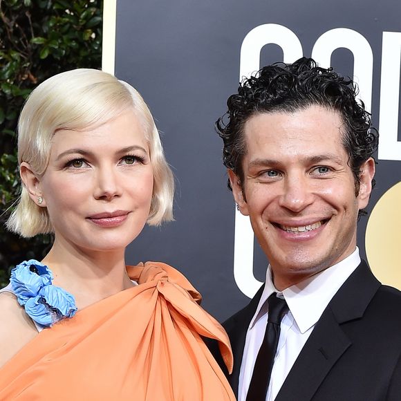 Michelle Williams enceinte et son fiancé Thomas Kail - Photocall de la 77e cérémonie annuelle des Golden Globe Awards au Beverly Hilton Hotel à Los Angeles, le 5 janvier 2020.