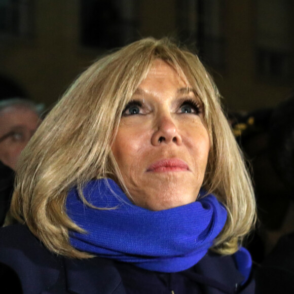 Le président de la République Française Emmanuel Macron et la Première dame Brigitte Macron assistent au lancement du spectacle son et lumière "Chroma" sur la façade de la cathédrale d'Amiens pour l'inauguration du cycle commémoratif du 800ème anniversaire de la cathédrale. Amiens, le 20 novembre 2019. © Stéphane Lemouton/Bestimage