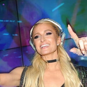 Paris Hilton mixe à l'hôtel W à Miami, pendant Art Basel, le 7 décembre 2019.