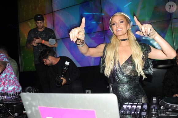 Paris Hilton mixe à l'hôtel W à Miami, pendant Art Basel, le 7 décembre 2019.