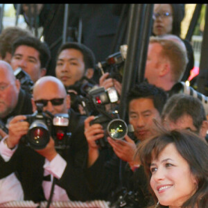 Sophie Marceau habillée en smoking Yves Saint Laurent lors du 60ème festival de Cannes, le 17 mai 2007.