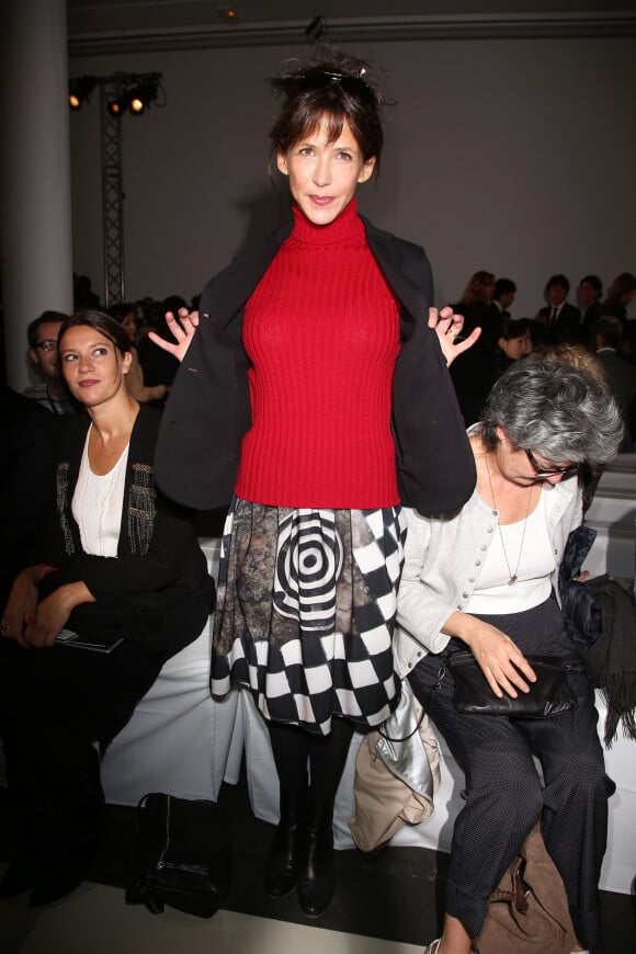 Sophie Marceau au defile de mode "Agnes B" pret-a-porter printemps-ete 2013 a Paris. Le 2 octobre 2013
